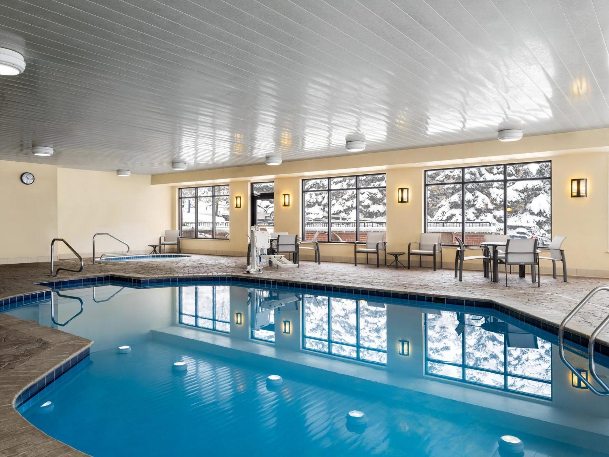 Holiday Inn Express Meadville Exterior photo