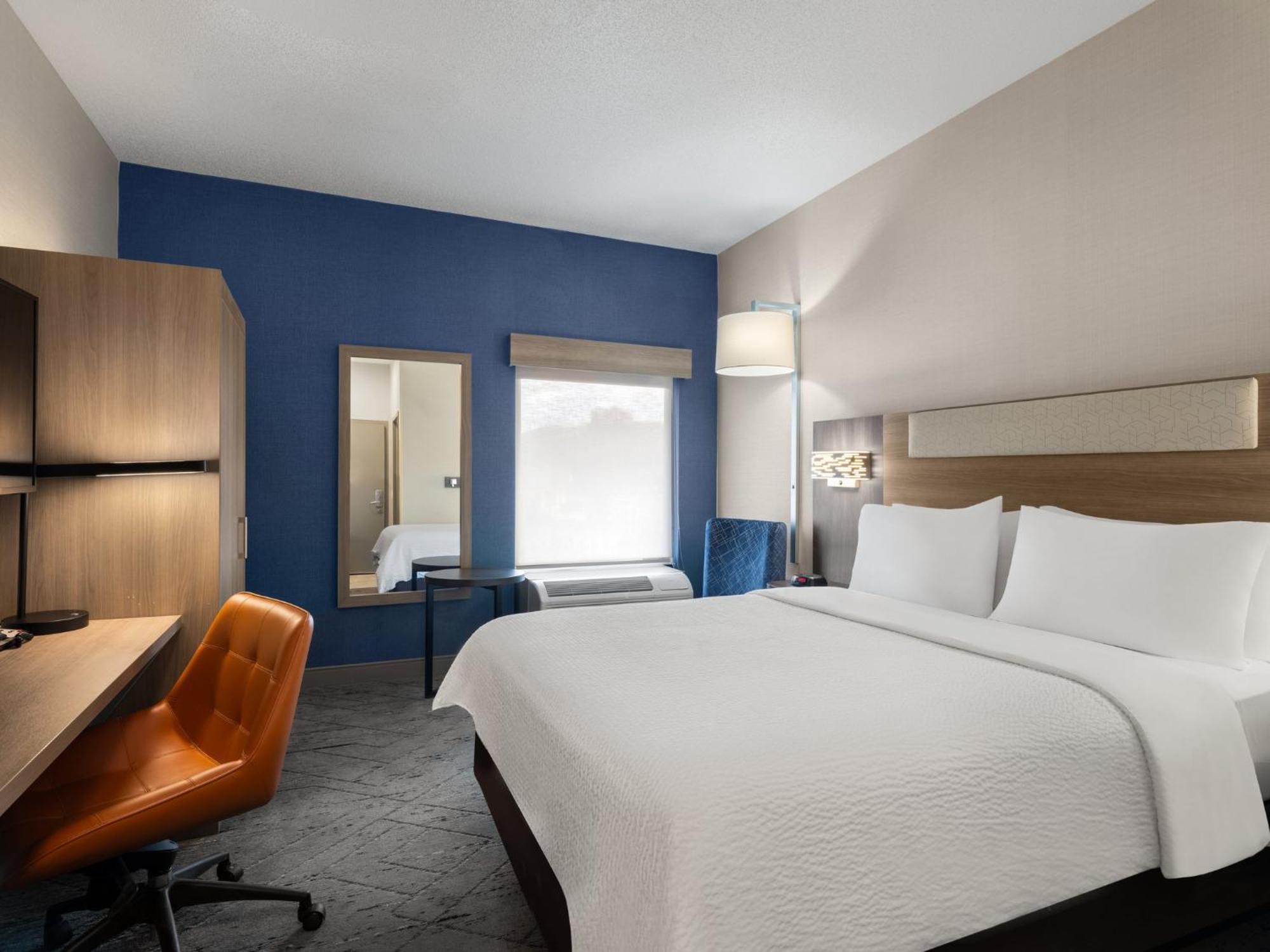 Holiday Inn Express Meadville Exterior photo