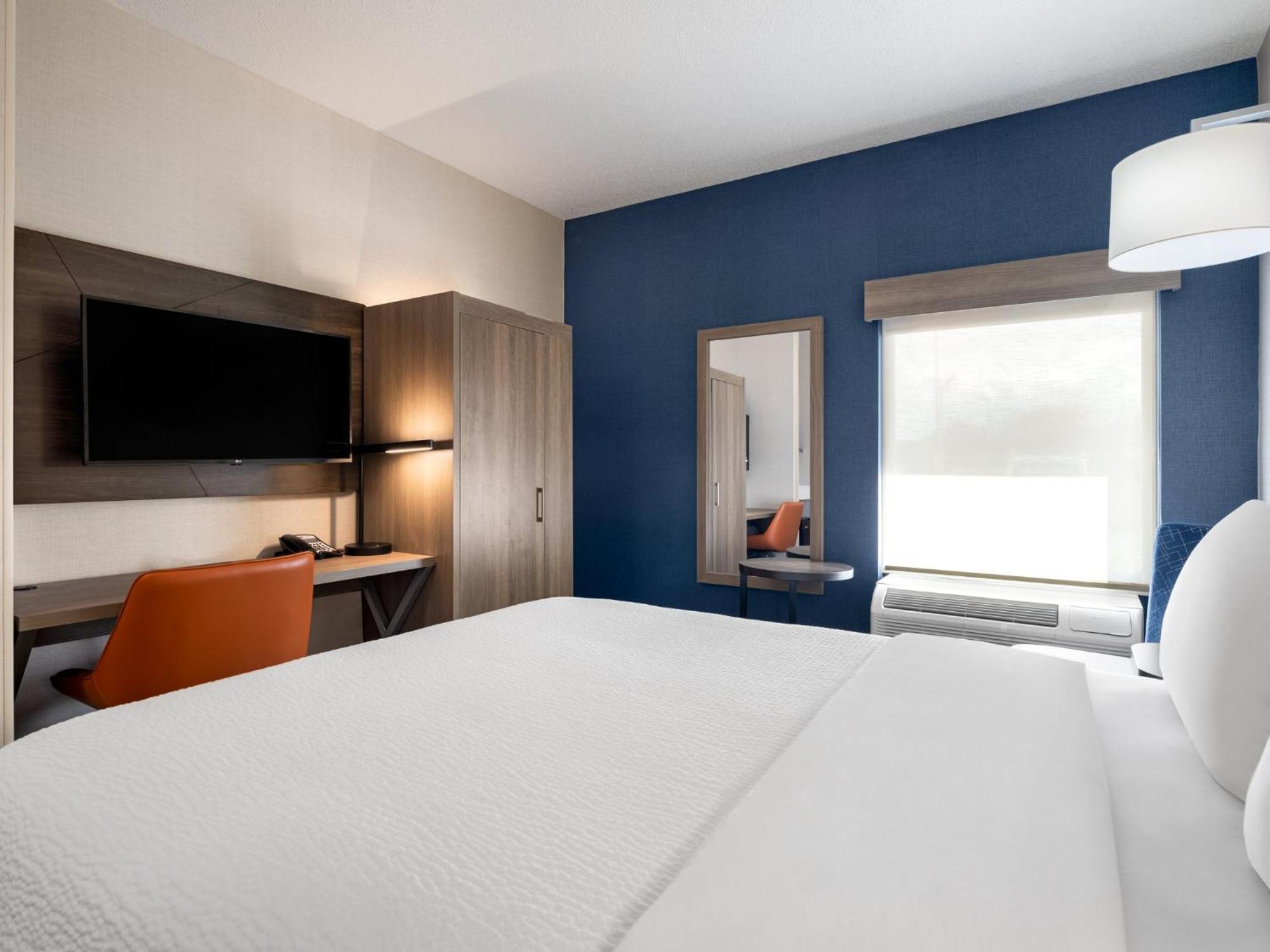 Holiday Inn Express Meadville Exterior photo